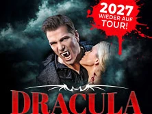 Bühnenmotiv mit Dracula-Figur, die eine Frau am Hals hält, vor dunklen Wolken und Logo 2027.