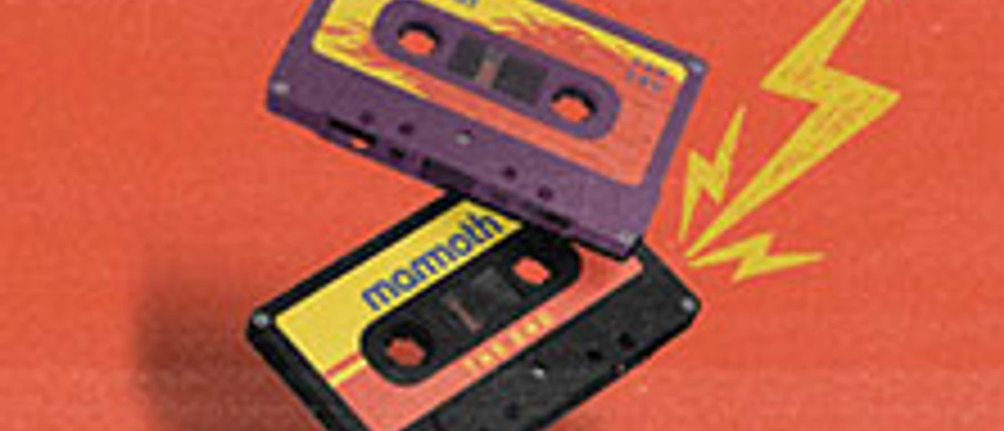 Zwei bunte Kassetten mit Mammoth-Schriftzug vor orangefarbenem Hintergrund und Blitzsymbol.