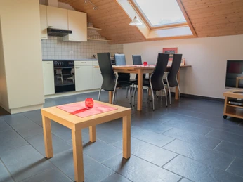 Ferienwohnungen Napf Chäsi Luthern Grosszügiger Wohn und Essbereich der Ferienwohnung Napf Chäsi mit Küche, Esstisch und Sitzecke