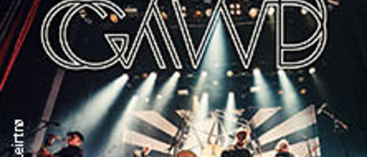 Rockband auf heller Bühne mit großem Logo und dynamischem Licht während einer Live-Show