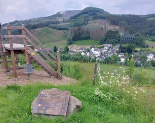 Camino - Blick auf Heringhausen.jpg Eine Riesenaussichtsbank oberhalb von Heringhausen