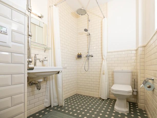 Ferienwohnung Villa im Park Nebikon Modernes Badezimmer der Ferienwohnung Villa im Park in Nebikon mit grosser Dusche Waschbecken und WC