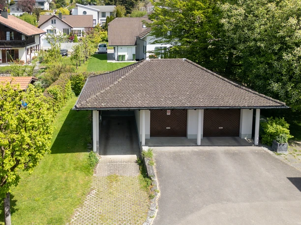 Luftaufnahme der Ferienwohnung Villa im Park in Nebikon mit gepflegtem Garten, sowie ruhiger Umgebung