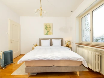 Ferienwohnung Villa im Park Nebikon Helles Schlafzimmer der Ferienwohnung Villa im Park in Nebikon mit Doppelbett und grossen Fenstern