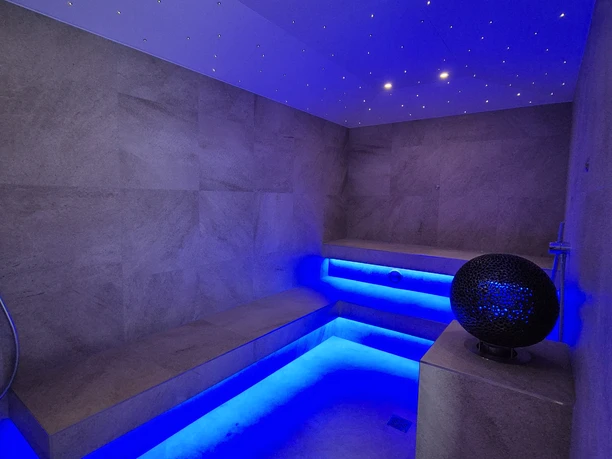 Main Bad Bornheim - Sauna area Steam room with benches and blue lit ceiling