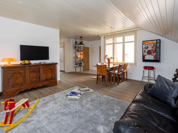 Heller Wohn und Essbereich der Ferienwohnung Roof Top in Willisau mit Sofa, Essplatz und Fernseher