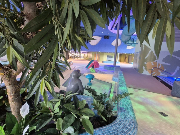 Main Bad Bornheim - Adventure pool Indoor tropical pool area with children’s water features