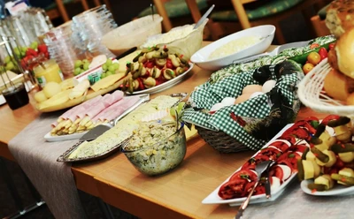 Frühstücksbuffet.jpg Vielfältiges Frühstücksbuffet mit Aufschnitt, Eiern, Salaten, frischem Brot und Obst.