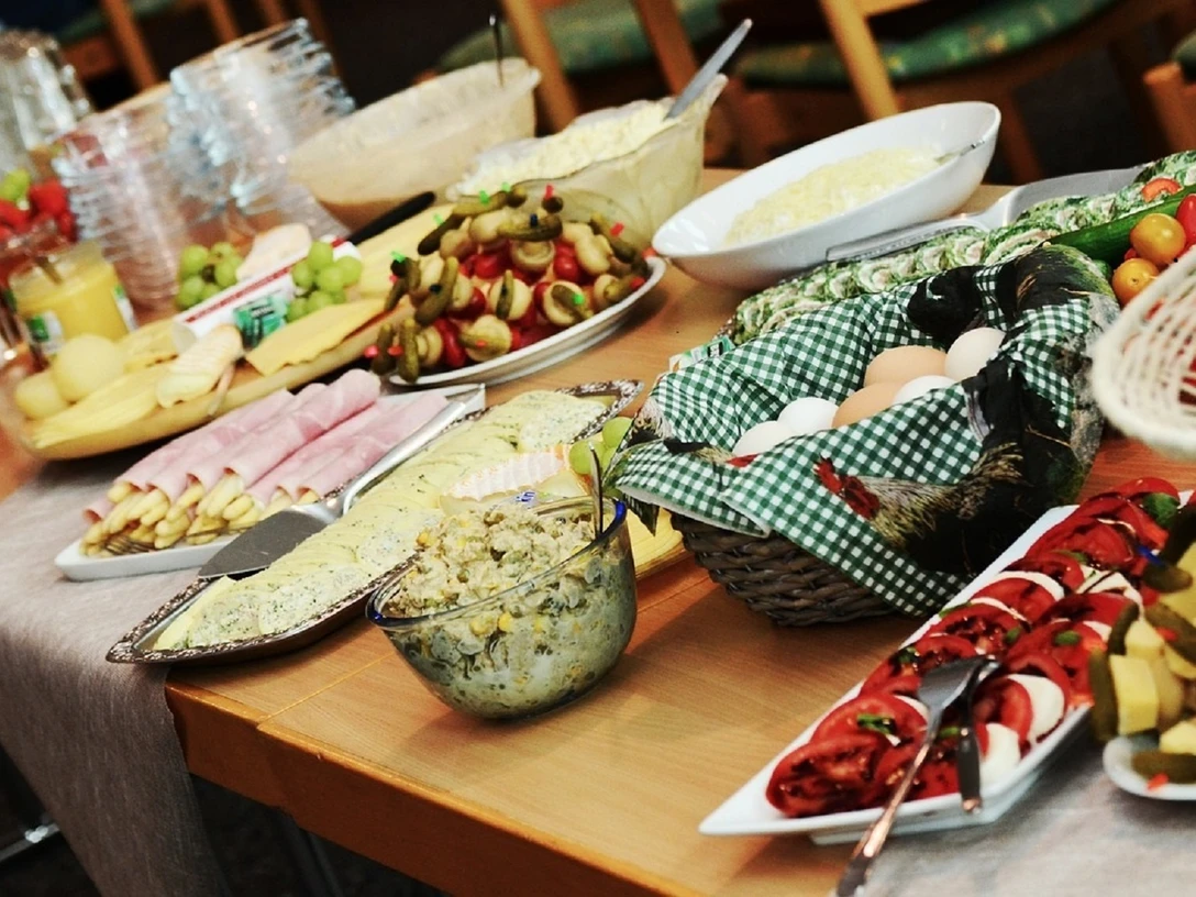 Frühstücksbuffet.jpg Vielfältiges Frühstücksbuffet mit Aufschnitt, Eiern, Salaten, frischem Brot und Obst.