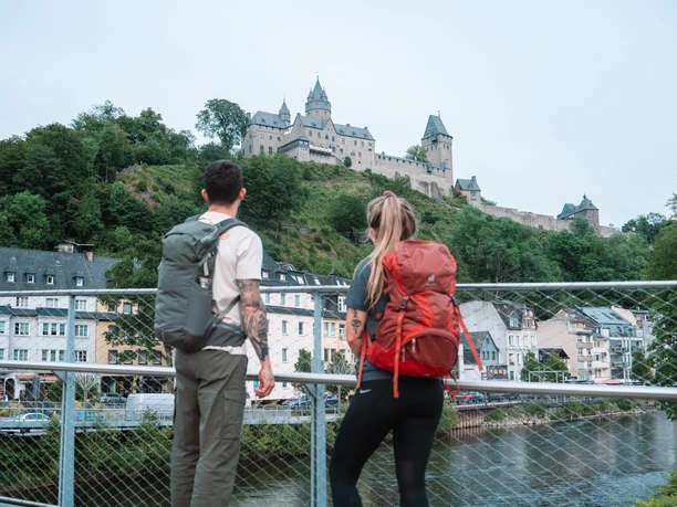 Sauerland-Hoehenflug bei Altena/Meinerzhagen Zwei Wandernde schauen von der Lenne hoch zur Burg Altena