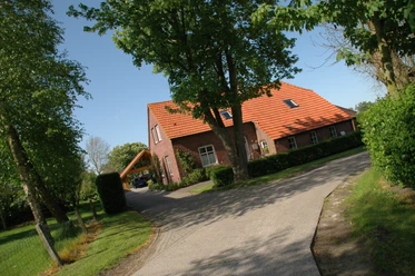 DSC_0195 Fereinhaus und Carport.JPG