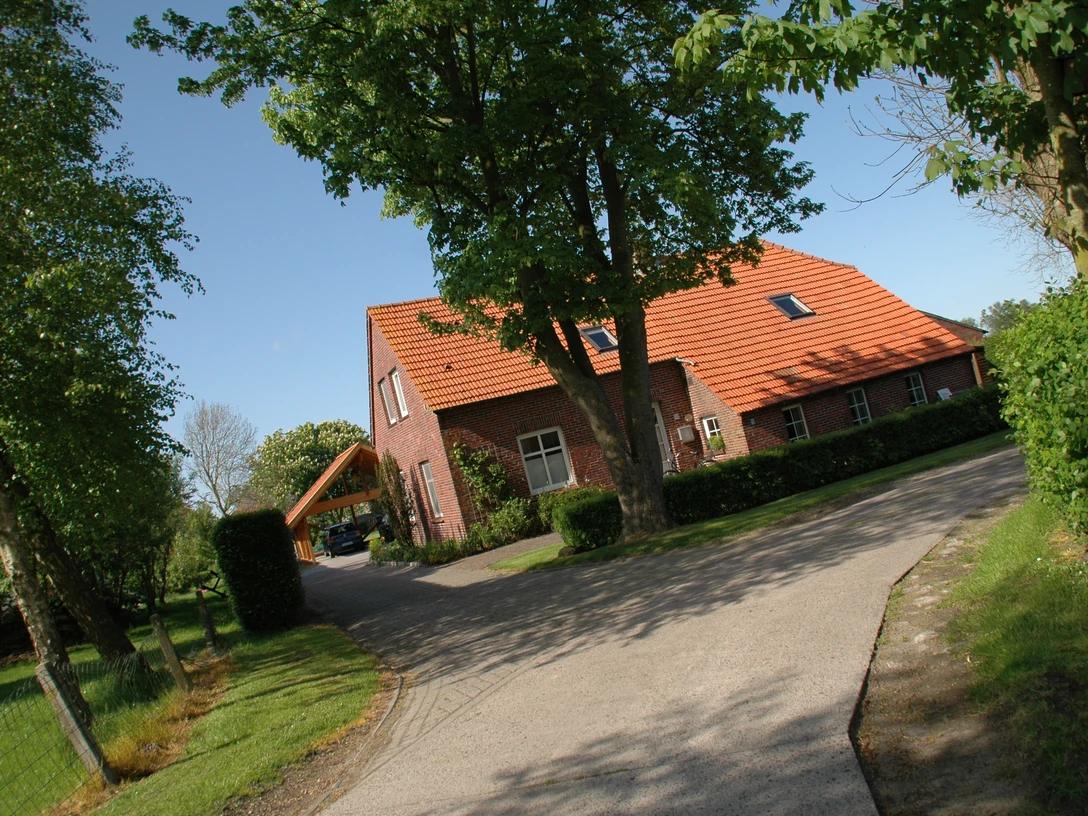 DSC_0195 Fereinhaus und Carport.JPG