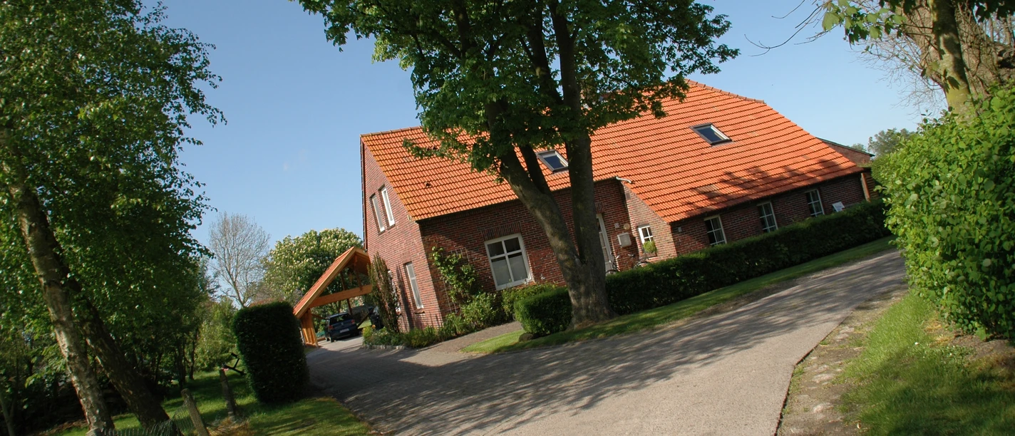 DSC_0195 Fereinhaus und Carport.JPG