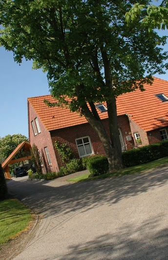 DSC_0195 Fereinhaus und Carport.JPG