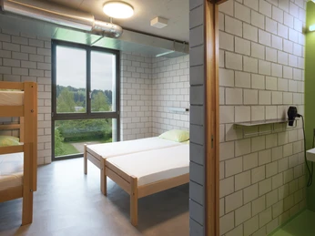 4 Bettzimmer mit Doppelbett und Etagenbett, grossen Fenstern, Dusche und WC im Bed & Sport Willisau