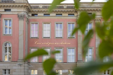 Landtag Brandenburg Blick auf den Schriftzug "Ceci n'est pas un château" am Brandenburger Landtag