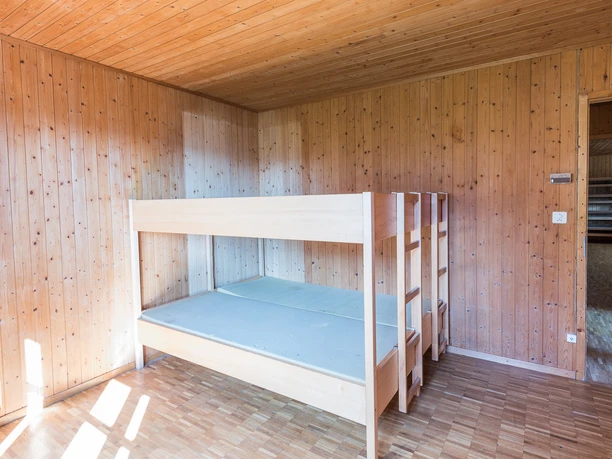 Pfadiheim Steinbruch Kleiner Schlafraum mit hellem Etagenbett und Holzverkleidung im Pfadiheim Steinbruch Willisau