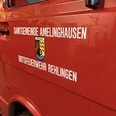 Einsatzfahrzeug Rehlingen Rotes Einsatzfahrzeug der Ortsfeuerwehr Rehlingen mit Wappen und geöffneter Tür in der Fahrzeughalle.