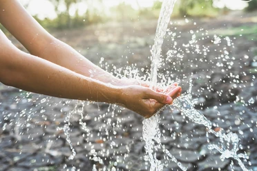 AdobeStock_309766135-2560x1707.jpg Hand unter Wasserstrahl