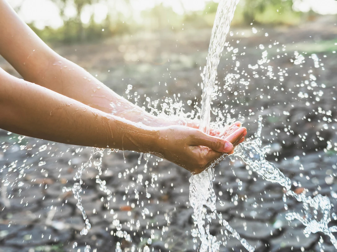 AdobeStock_309766135-2560x1707.jpg Hand unter Wasserstrahl