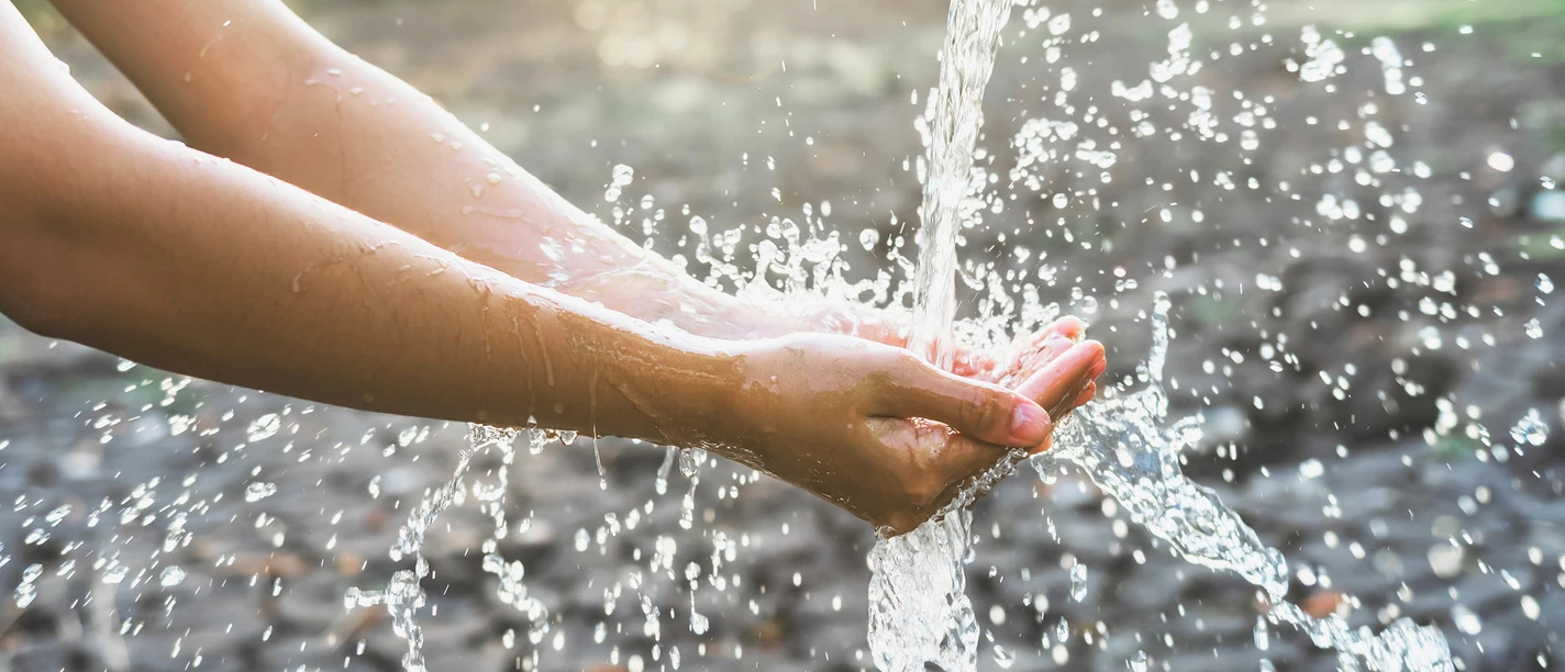 AdobeStock_309766135-2560x1707.jpg Hand unter Wasserstrahl