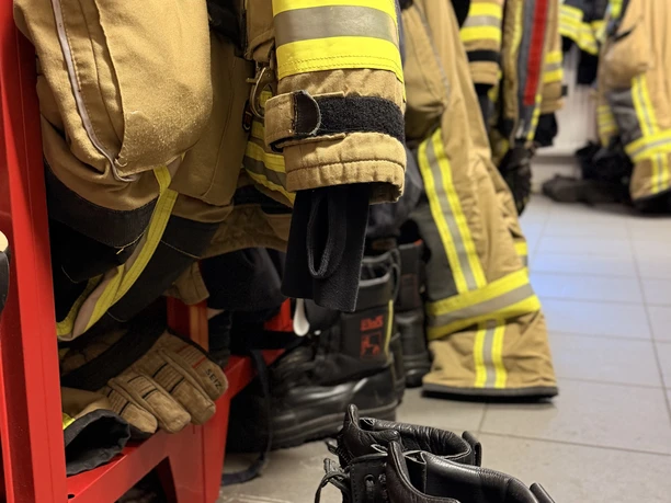 IMG_0775 2.jpg Feuerwehrstiefel und Schutzkleidung in einem Umkleideraum der Freiwilligen Feuerwehr Amelinghausen