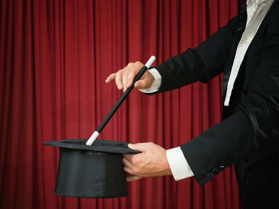 AdobeStock_101375810-2560x1707.jpg Zauberer mit Zauberstab und Zylinder