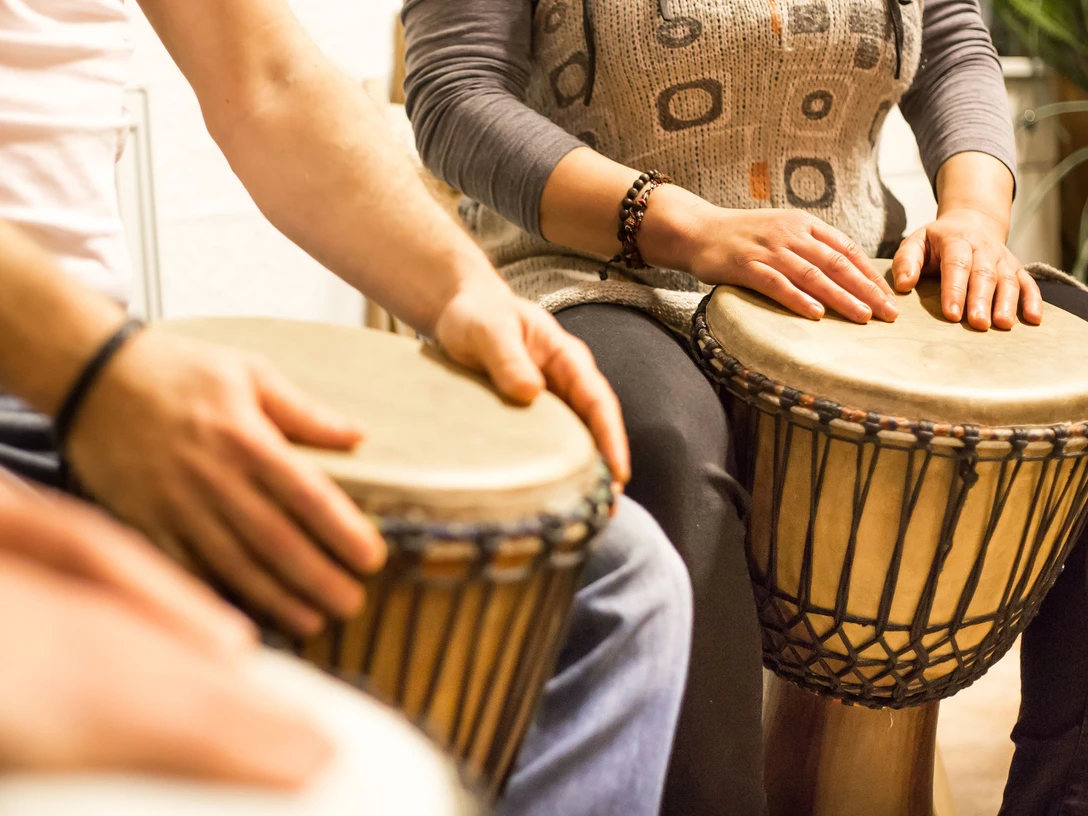 AdobeStock_190144574-2560x1707.jpg Menschen mit afrikanischen Trommeln