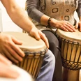AdobeStock_190144574-2560x1707.jpg Menschen mit afrikanischen Trommeln