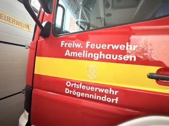 IMG_0804.jpg Rotes Feuerwehrfahrzeug der Ortsfeuerwehr Drögennindorf mit gelbem Streifen und Aufschrift in Weiß.