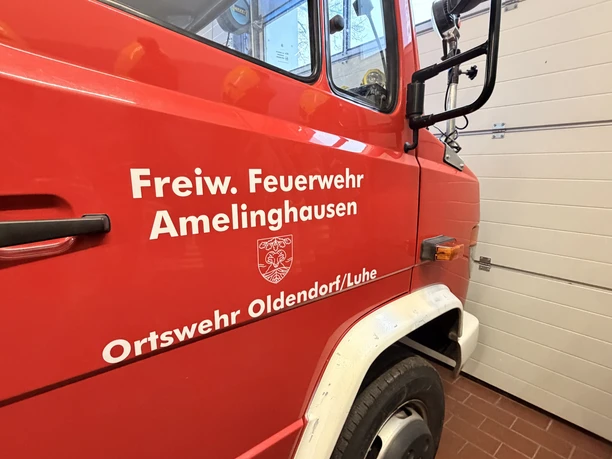 IMG_0811.jpg Rotes Feuerwehrfahrzeug der Freiwilligen Feuerwehr Amelinghausen, Ortswehr Oldendorf/Luhe, in Halle.