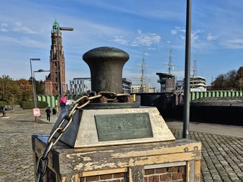 Ketten Denkmal 20241026_124732 (c) Tanja Mehl_Erlebnis Bremerhaven_WEB.jpg Ketten Denkmal mit Poller