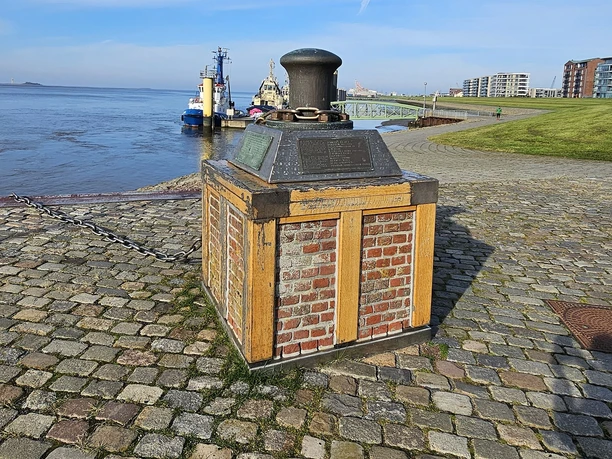 20241026_124804 (c) Tanja Mehl_Erlebnis Bremerhaven_WEB.jpg Ketten-Denkmal an der Weser
