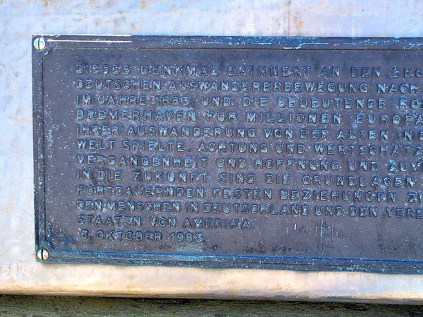 20220603_141056 (c) Tanja Mehl_Erlebnis Bremerhaven_WEB.jpg Inschrift auf dem Ketten-Denkmal in Bremerhaven