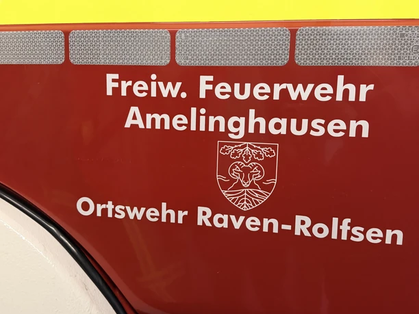 IMG_0813.jpg Seitliche Beschriftung eines Feuerwehrfahrzeugs der Ortswehr Raven-Rolfsen in Amelinghausen.