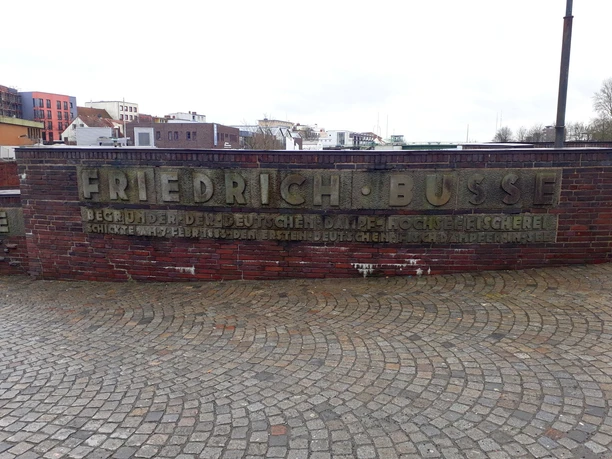 20180124_114506_Bussendenkmal (c) Tanja Albert_Erlebnis Bremerhaven_WEB.jpg Busse-Denkmal an der Geeste