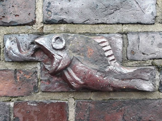 20180124_114620_Bussedenkmal (c) Tanja Albert_Erlebnis Bremerhaven_WEB.jpg Busse-Denkmal mit Fischrelief