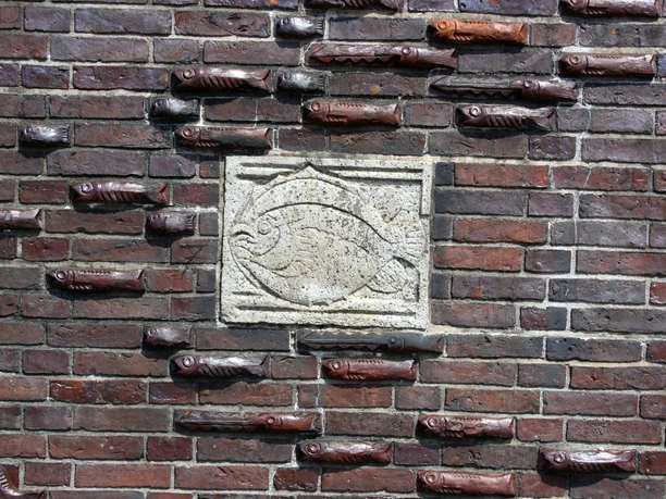 Relief bei Geestebrücke_1 (c) Tanja Albert_Erlebnis Bremerhaven_WEB.jpg Busse-Denkmal mit Fischreliefs