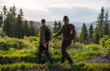 Wanderer in der Nähe von Küsterberg Zwei Wanderer blicken in die Weite der sauerländer Landschaft