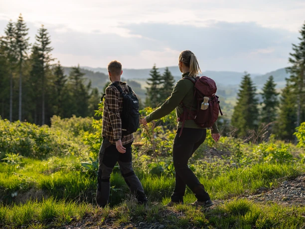 Wanderer in der Nähe von Küsterberg Zwei Wanderer blicken in die Weite der sauerländer Landschaft