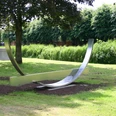 Skulpturen - Gezeiten XVII Moderne Edelstahlskulptur mit geschwungenen Formen auf grüner Wiese im Skulpturenpark Otterndorf