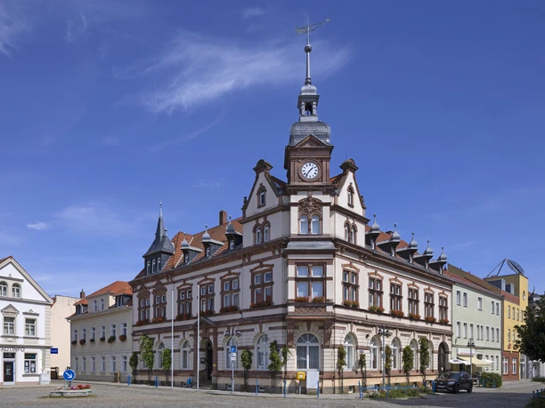 Historická radnice se nachází přímo na obnoveném náměstí v centru Groitzsch.