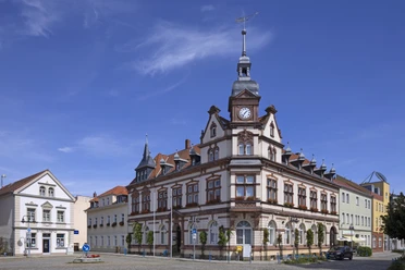 Rathaus im Stadtzentrum Groitzsch - Ausflugsziele in der Region Leipzig Das historische Rathaus befindet sich direkt am restaurierten Markplatz im Groitzscher Stadtzentrum.