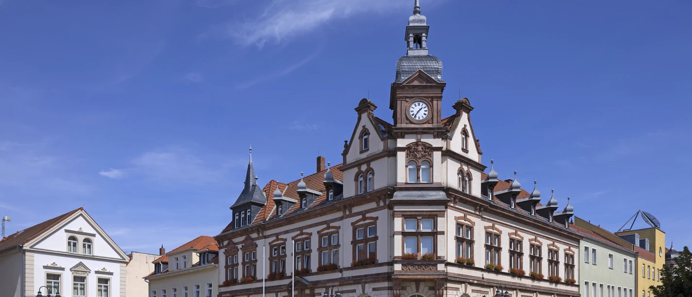 Rathaus im Stadtzentrum Groitzsch - Ausflugsziele in der Region Leipzig Das historische Rathaus befindet sich direkt am restaurierten Markplatz im Groitzscher Stadtzentrum.
