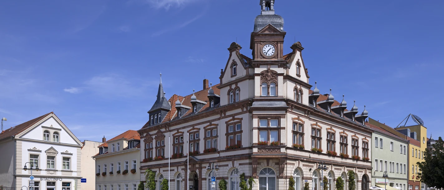 Rathaus im Stadtzentrum Groitzsch - Ausflugsziele in der Region Leipzig Das historische Rathaus befindet sich direkt am restaurierten Markplatz im Groitzscher Stadtzentrum.
