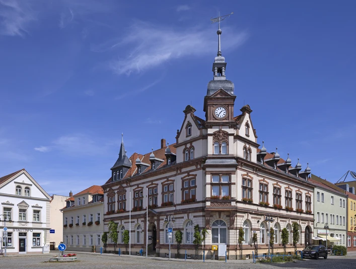 Rathaus im Stadtzentrum Groitzsch - Ausflugsziele in der Region Leipzig Das historische Rathaus befindet sich direkt am restaurierten Markplatz im Groitzscher Stadtzentrum.