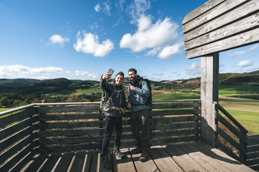 Zwei Wander auf dem Stabil Stuhl Zwei Wanderer machen ein Sefie auf dem Stabil Stuhl in Hallenberg