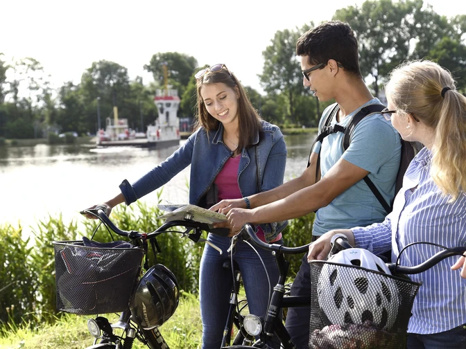 Radler am Nord-Ostsee-Kanal (NOK)