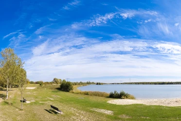 Großstolpener See - Badesee in Groitzsch Idyllische Atmosphäre am Großstolpener See bei strahlend blauem Himmel.