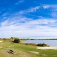 Großstolpener See - Badesee in Groitzsch Idyllische Atmosphäre am Großstolpener See bei strahlend blauem Himmel.
